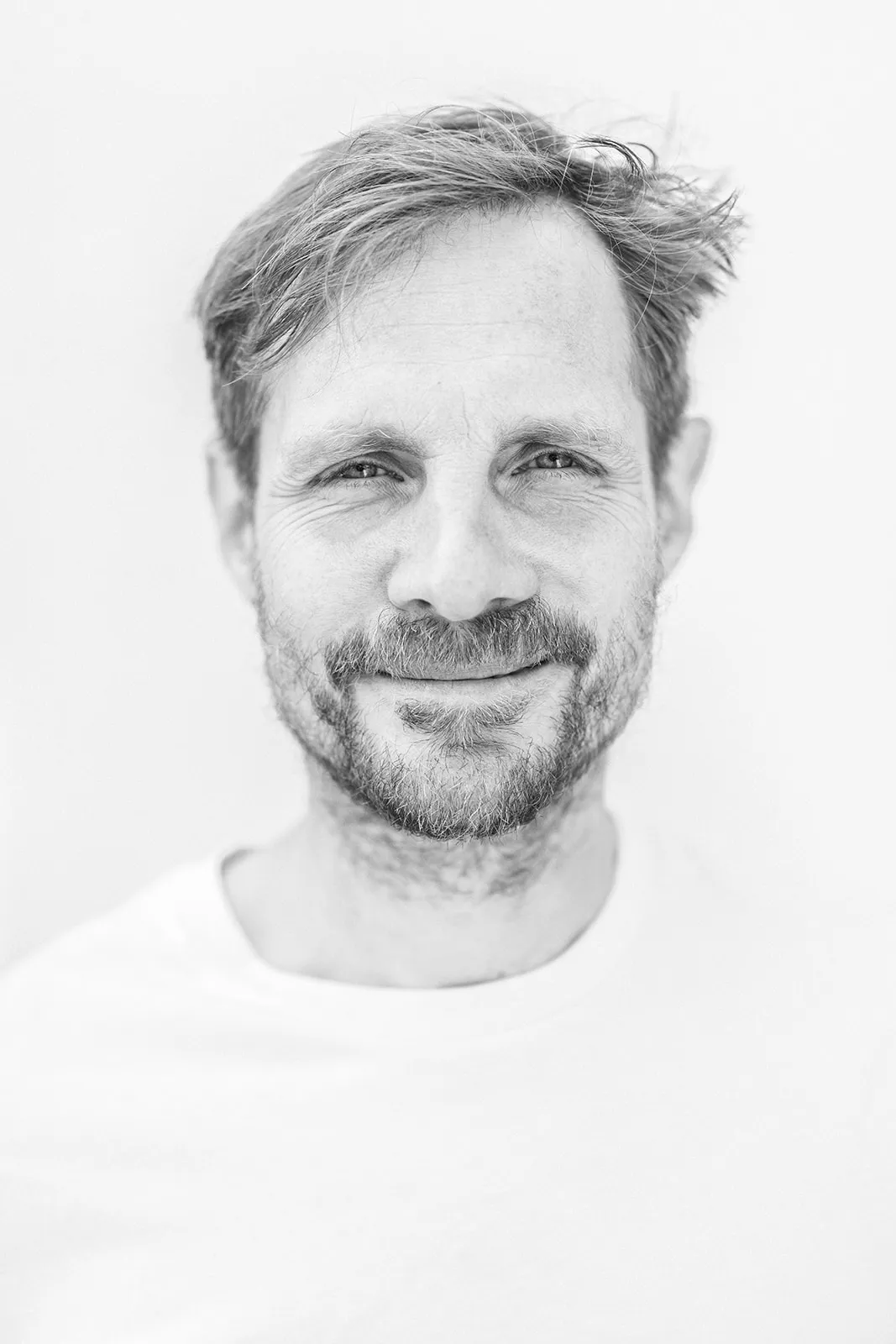 pure Portrait Wien – authentisches Männerportrait auf weißer Leinwand von Walter Skokanitsch