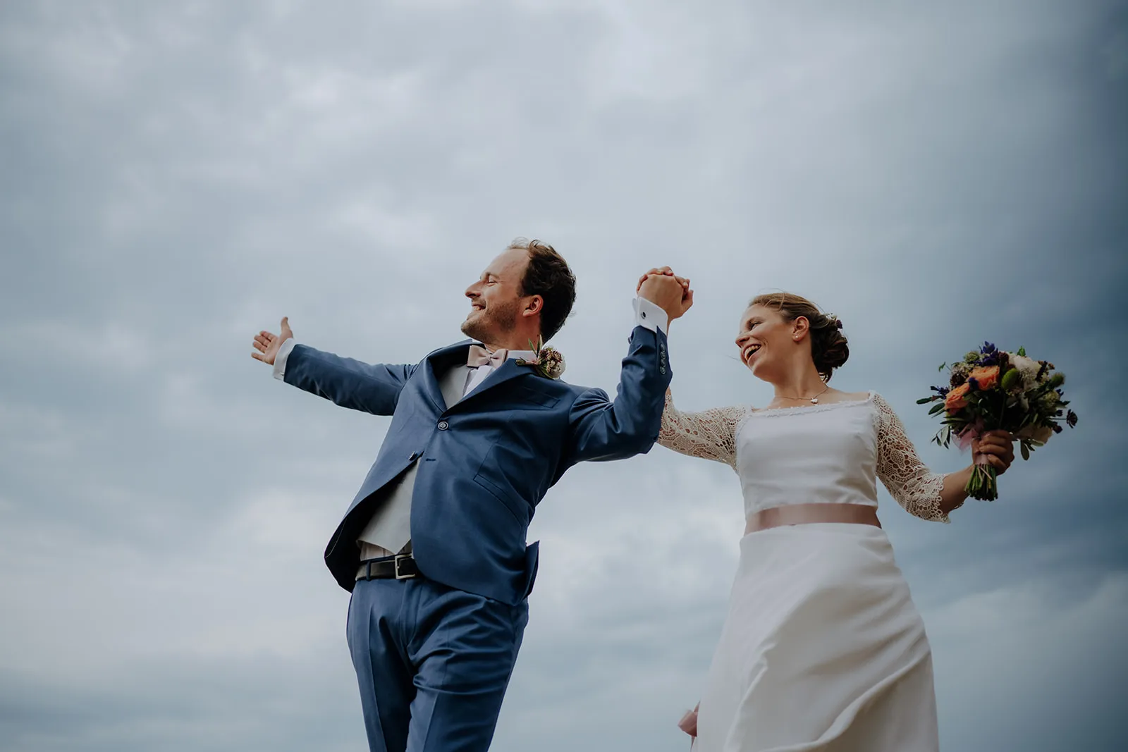 Natürliche Hochzeitsbilder Wien – Hochzeitspaar fotografiert von Walter Skokanitsch