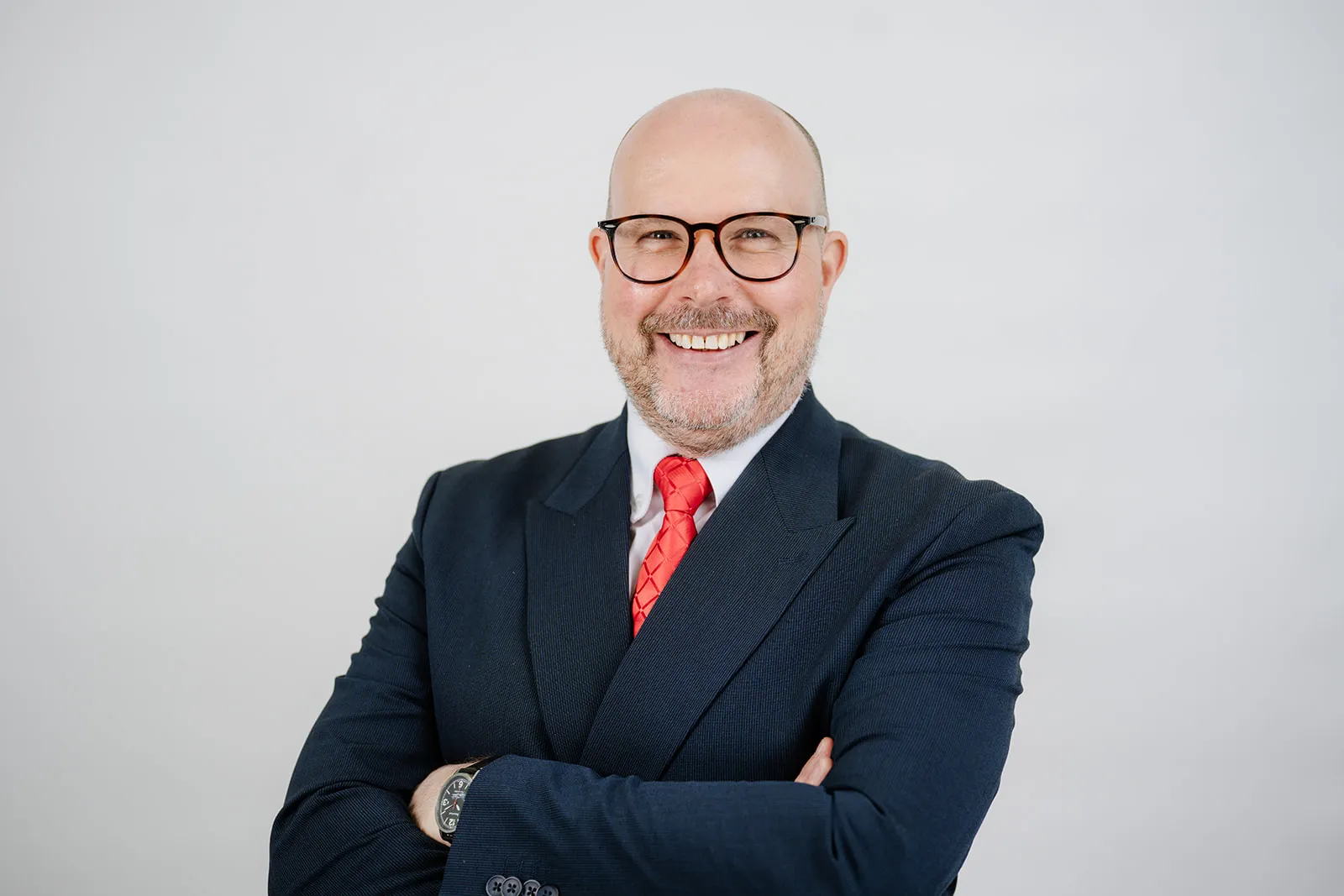 Mitarbeiterportrait Wien – professionelles Businessportrait vor weißem Hintergrund von Walter Skokanitsch