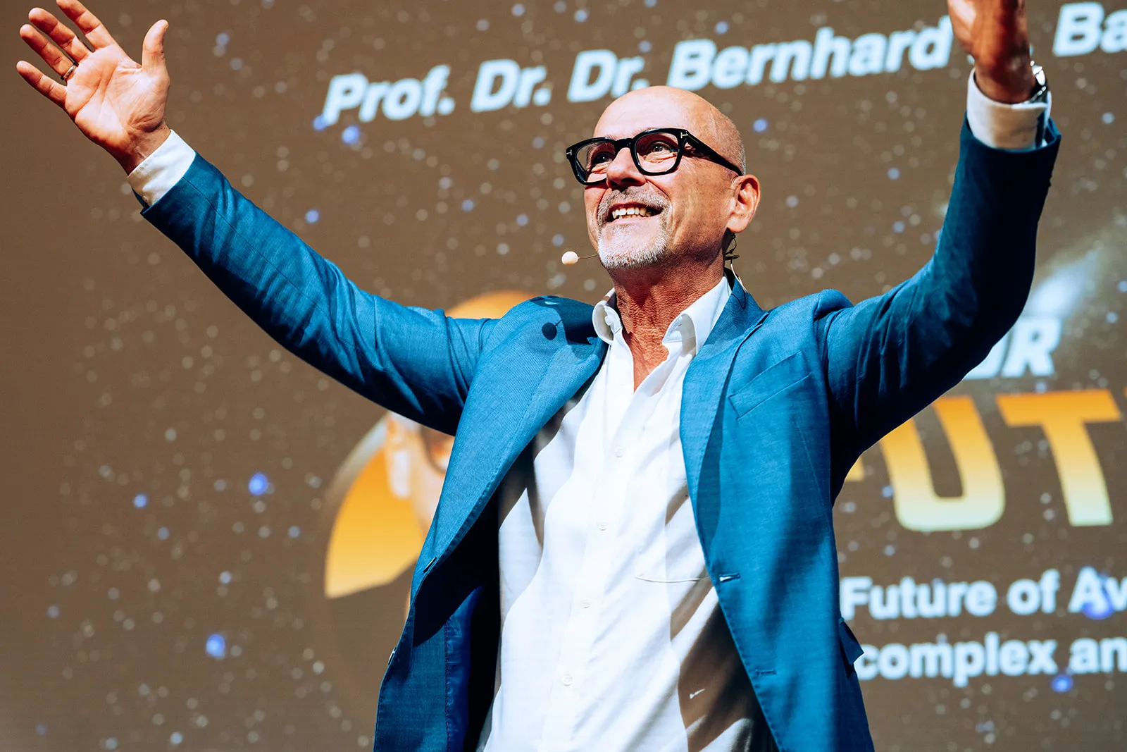 Eventfotografie Wien – Speaker auf Bühne bei Veranstaltung, fotografiert von Walter Skokanitsch