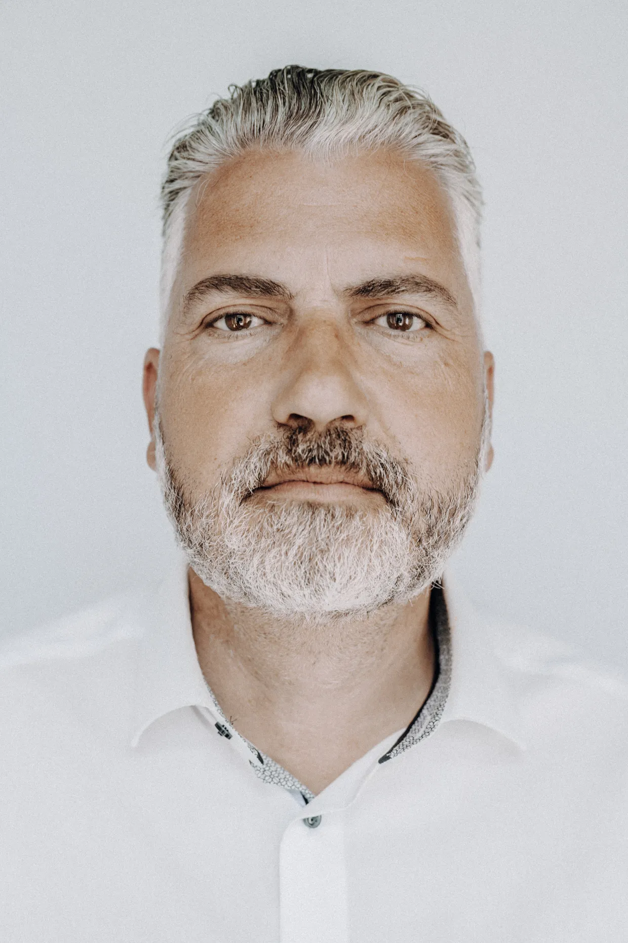 pure Portrait Wien – Tageslicht auf weißer Leinwand, Portraitfotografie von Walter Skokanitsch